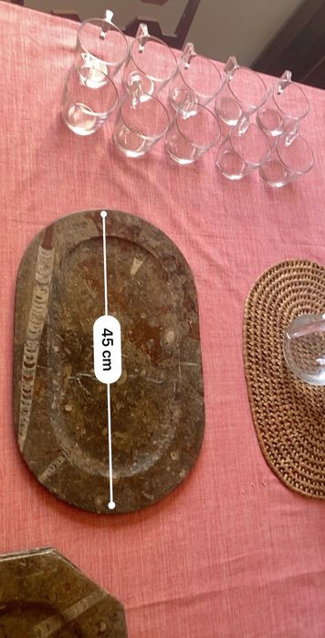 Travessa e pratos / marcadores em pedra, com fósseis