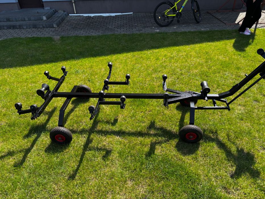 Łódka z włókna szklanego z silnikiem oraz akcesoriami