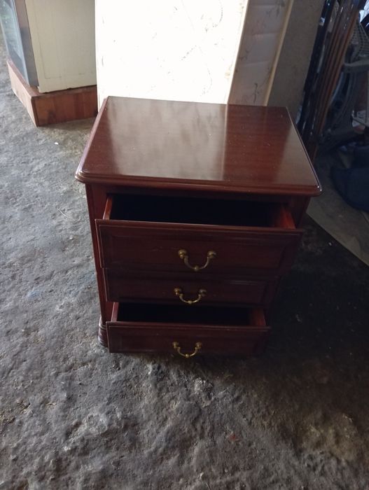 Vende se criado mudo