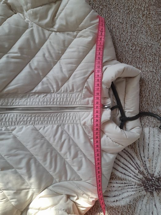 Курточка молочного кольору