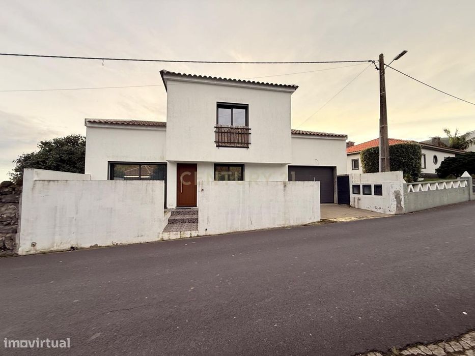 Moradia Recente com Vista Mar e Serra – Qualidade, Conforto e Tranquil