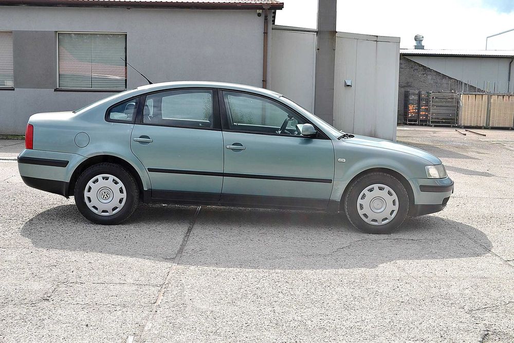 VW - Passat  1.6 cm benzyna ,   klima ,  okazja !