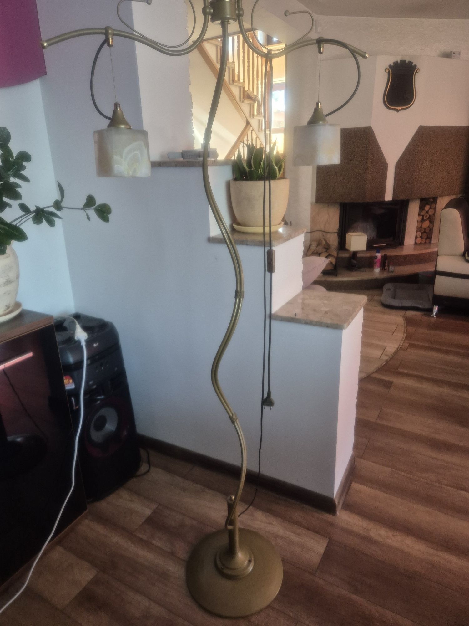 Lampa stojąca w stylu retro