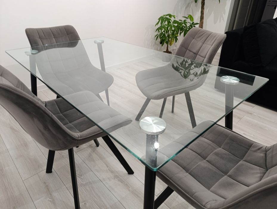 Stół z 4 krzesłami welurowymi