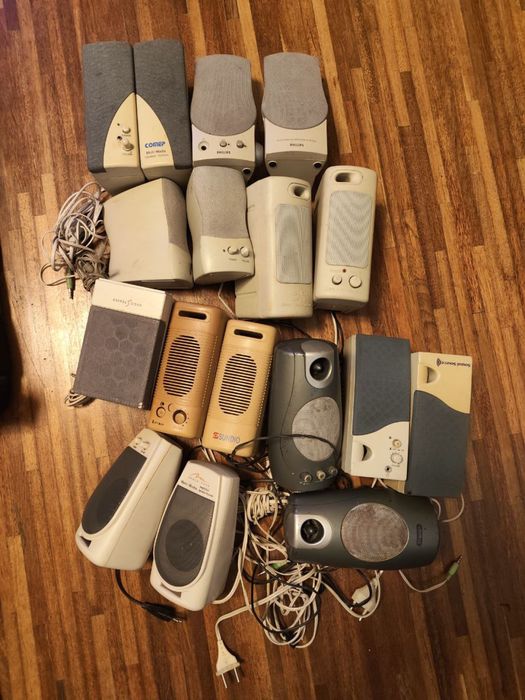 Zestaw starych głośników komputerowych 8par+1