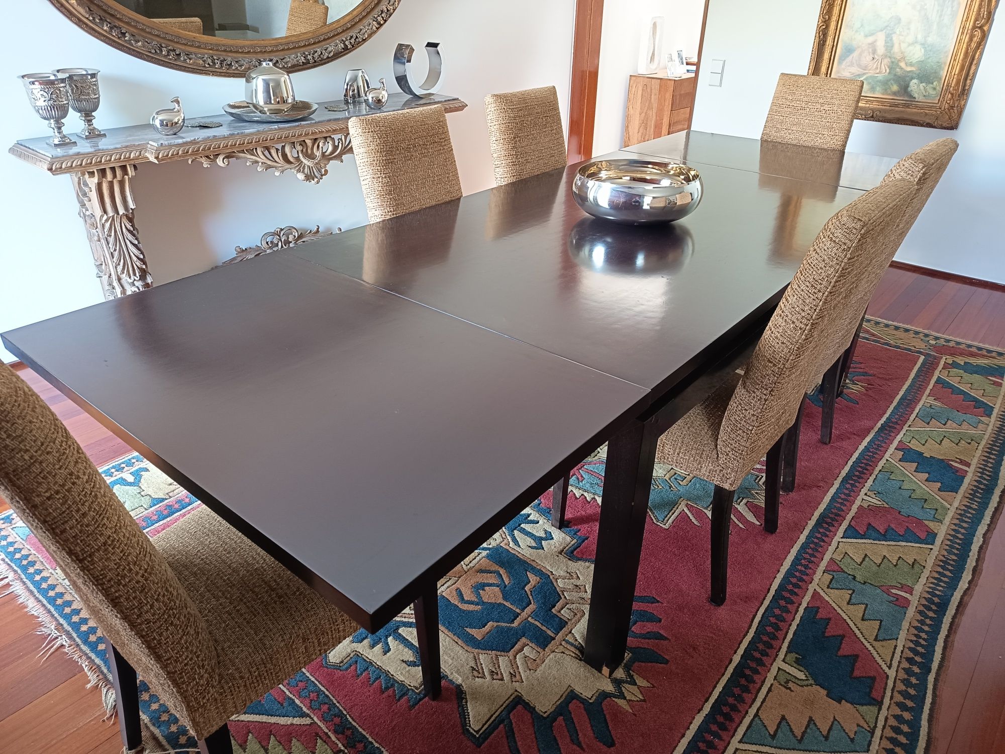 Mesa de sala com oito cadeiras