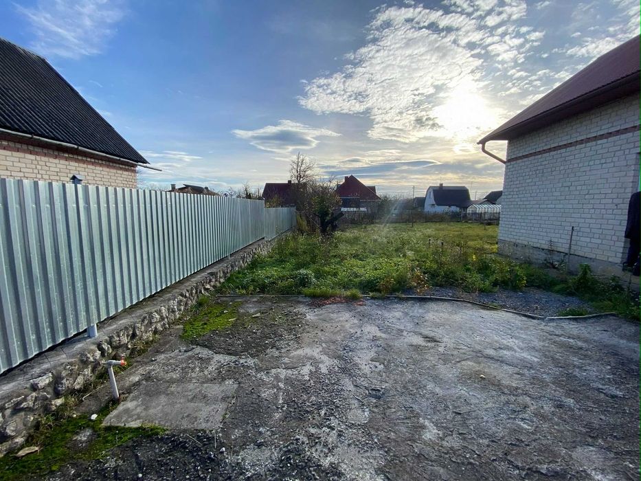 Будинок на обжитій вулиці у Буцневі на дачах