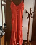 Vestido verao laranja com promedor ha beira dos botoes cor de ros