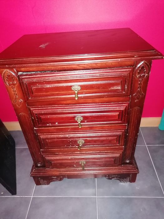 Mesinha de cabeceira trabalhada antiguidade