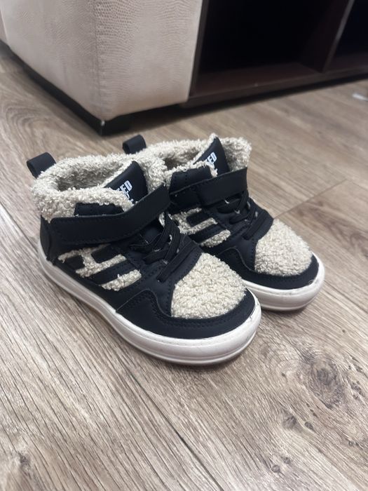 Теплые кроссовки