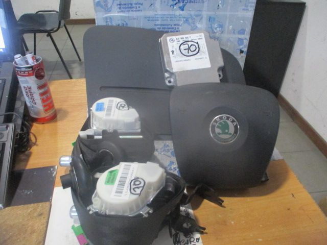 Kit Airbags 5J0880202B  5J0880201D  1C0909605F  5J0857701A 5J0857702A SKODA ROOMSTER 2009 1.9TDI 105CV 5P PRETO SEM TABLIER