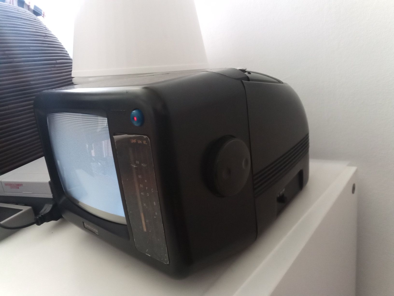 Mini tv antiga na caixa