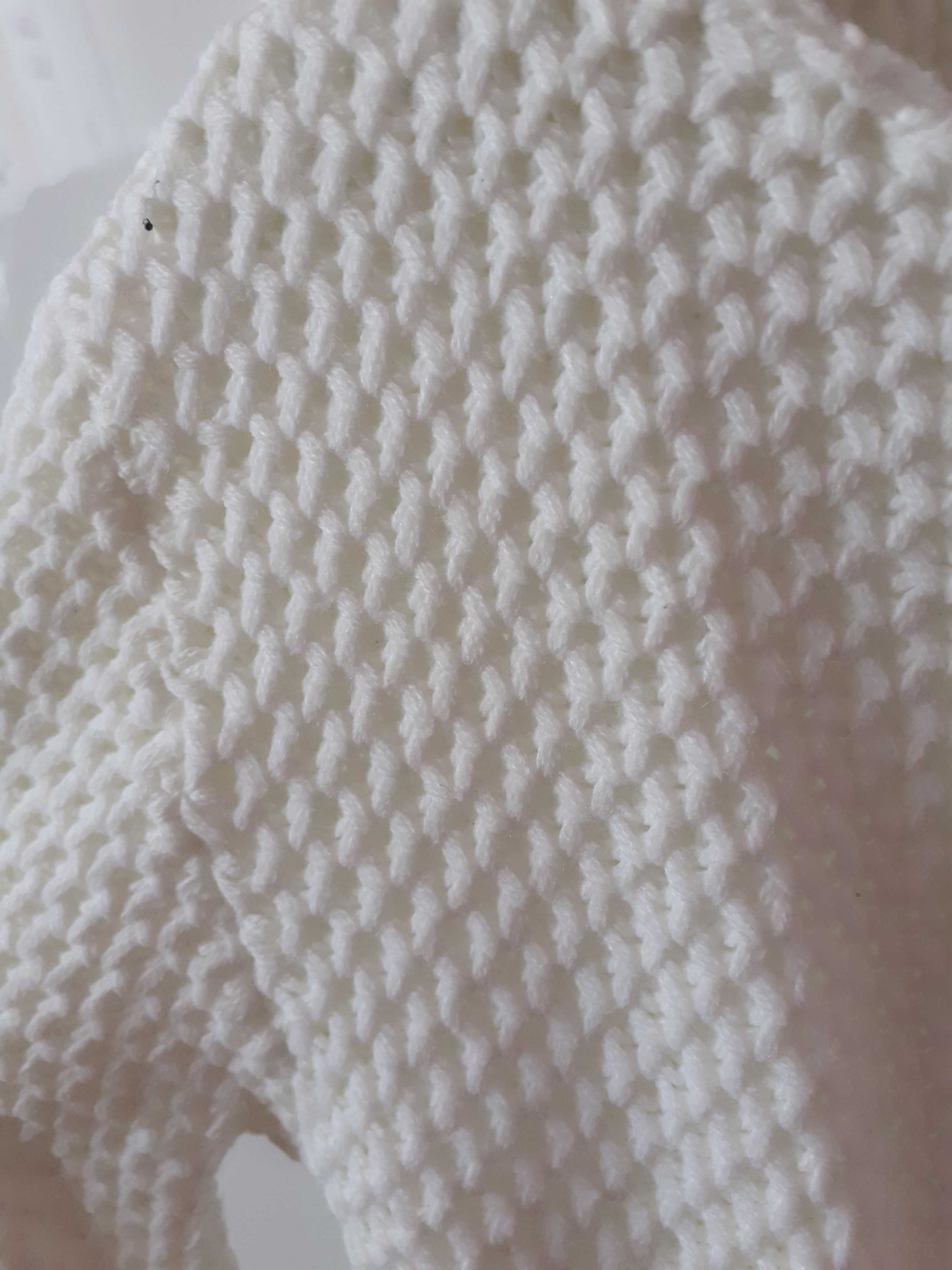Biały sweter w ażurowy splot
