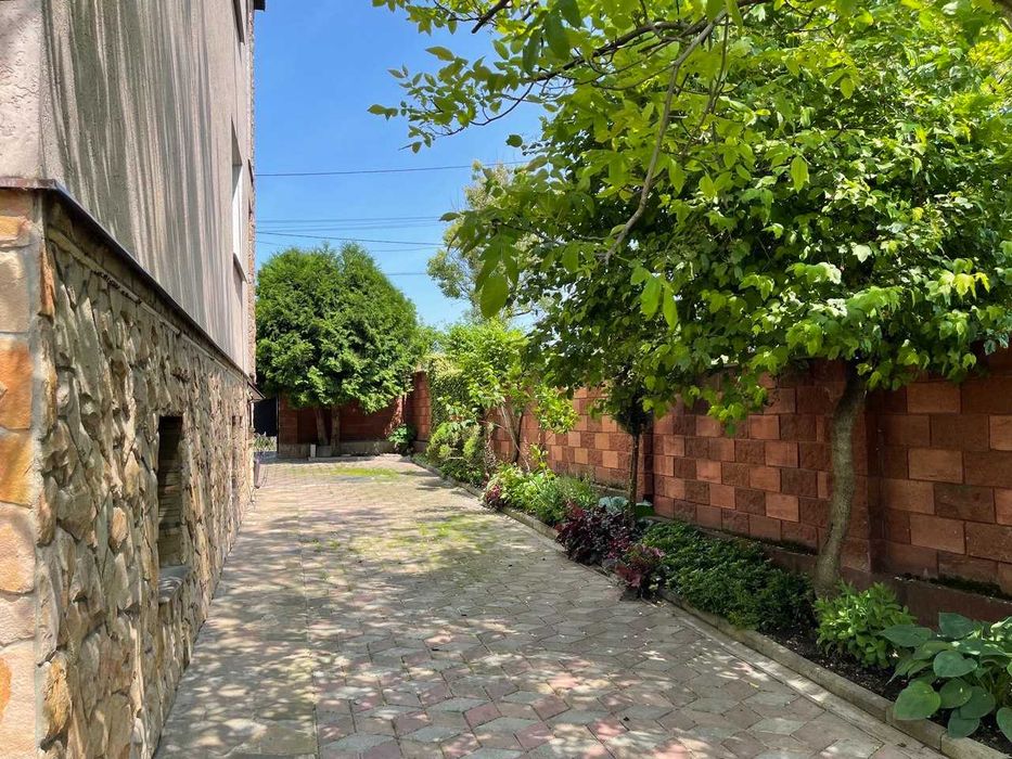 Продаж 2поверхового будинку з гаражем і ділянкою 11соток.