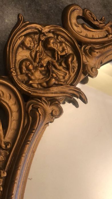 Espelho com moldura em madeira e gesso