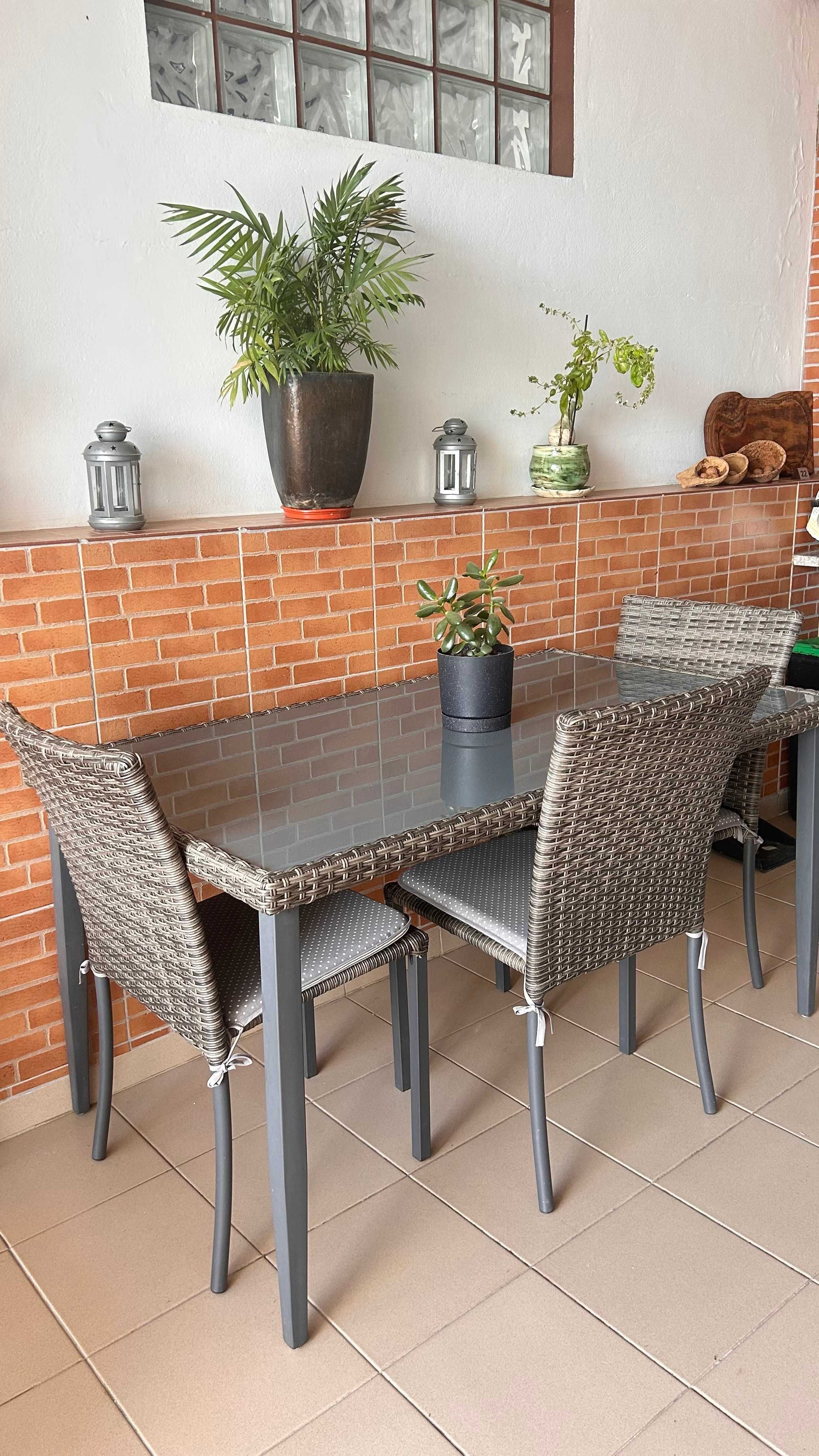 Mesa de jardim de alumínio e rattan com tampo de vidro + 3 cadeiras