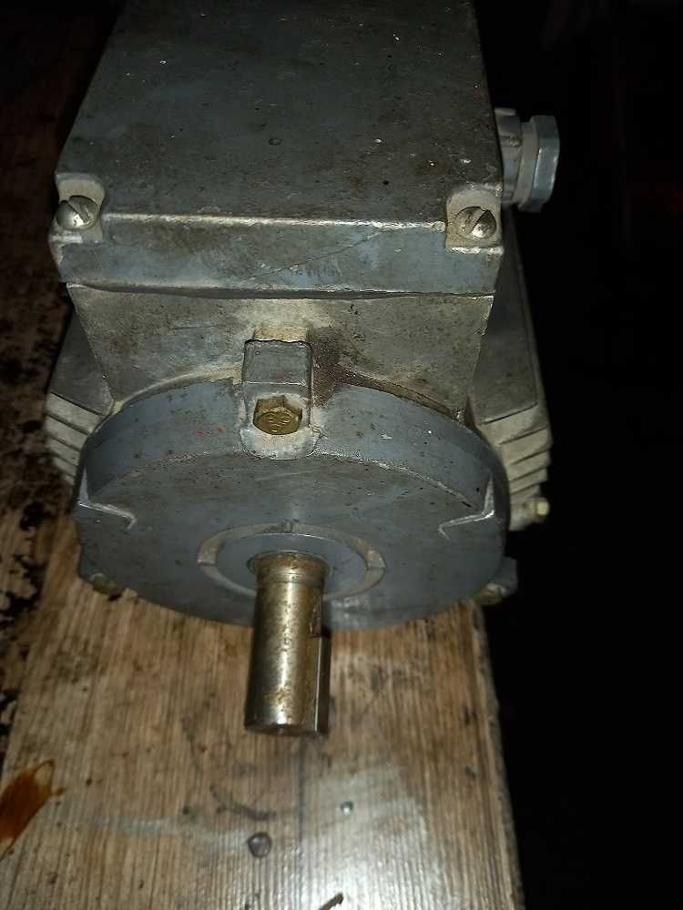 sprzedam silnik 3 fazowy 1,1 kW