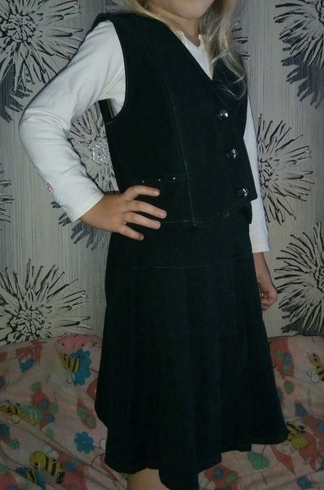 Новый костюм комплект жилет и юбка 1-3 класс