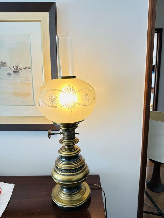 Candeeiro de mesa em latão