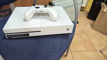 Konsola Xbox One S z padem