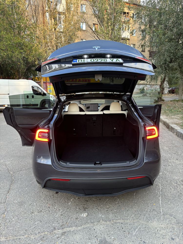 Продаю машину TESLA модель Y