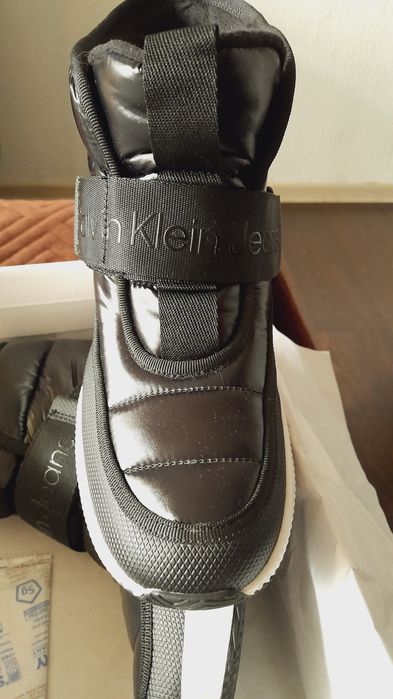 Новые. Дутики водонепроницаемые.  Calvin Klein. Оригинал. Размер 9/40.