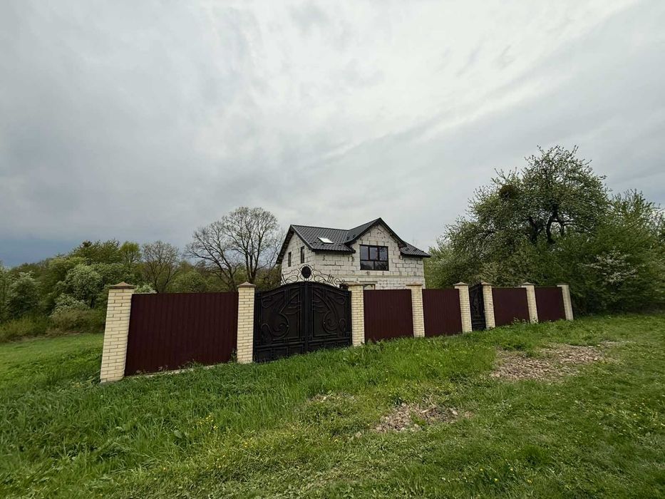 Продаж будинку в м.Самбір, село Ваньковичі. (25 сот.)ОГОРОДЖЕНИЙ.