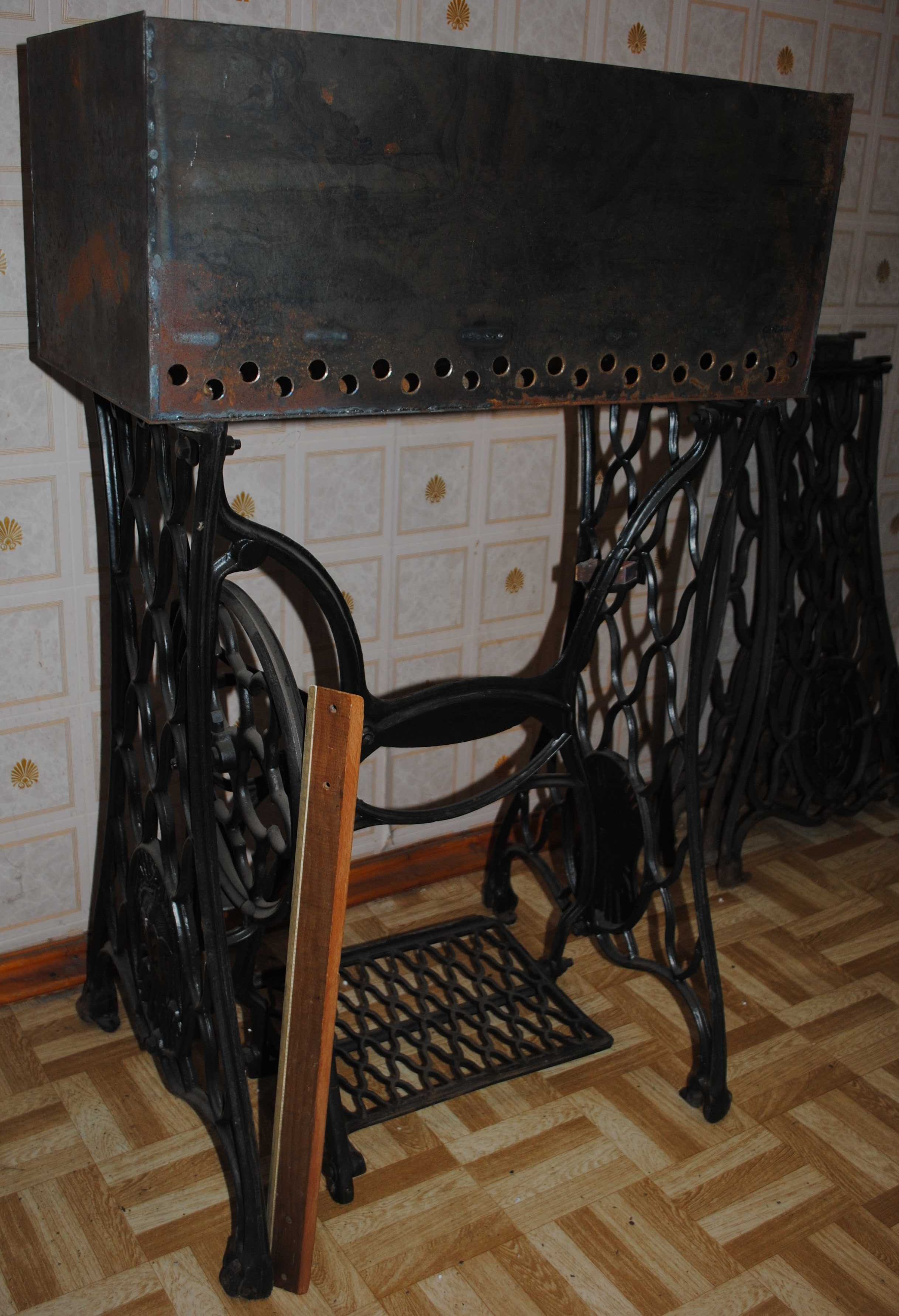 Мангал на чугунном основании антикварной швейной машинки на колесиках
