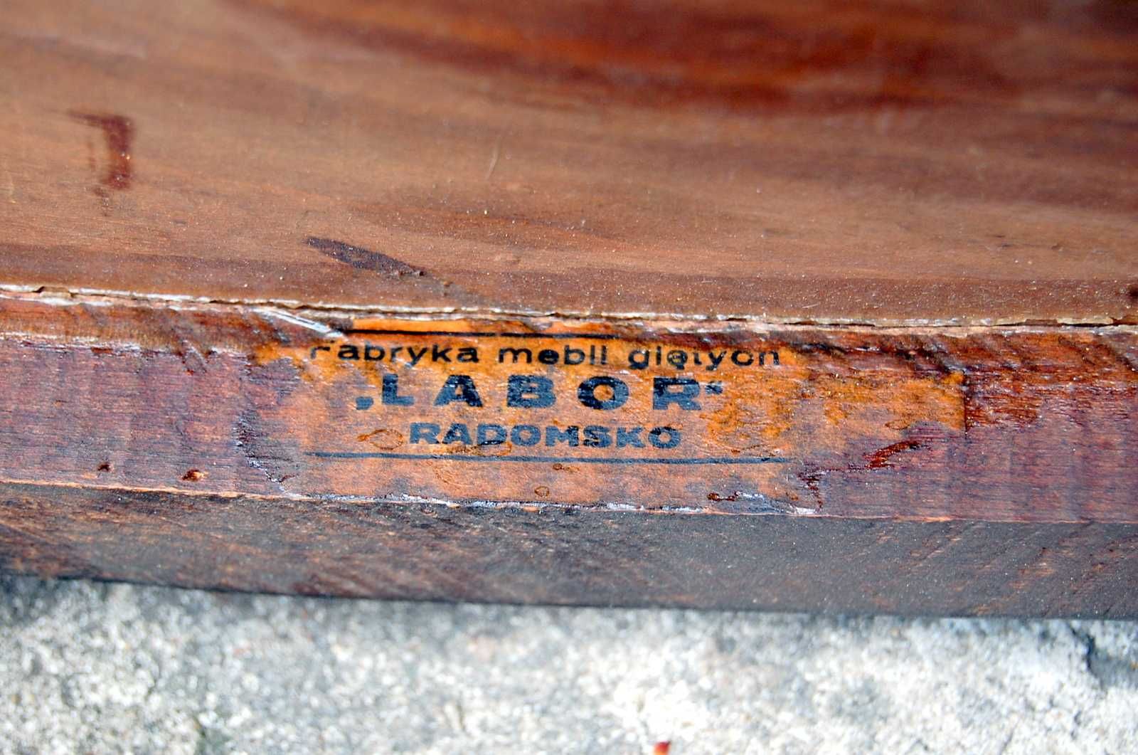 Dwa stare 80-letnie, drewniane krzesła. Fabryka mebli giętych Radomsko