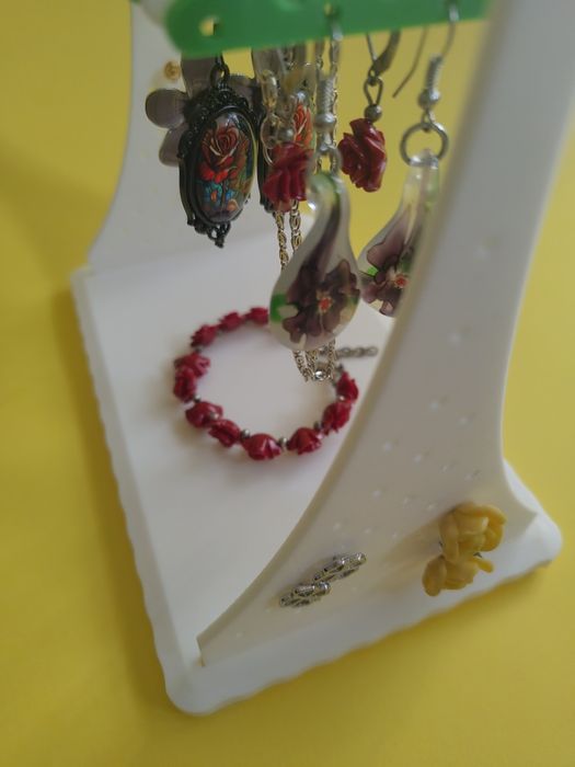 Organizer wieszak szkatułka na biżuterię kolczyki biały prezent.