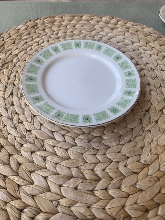 Talerze porcelana bialo - zielone 14 sztuk Stan bardzo dobry