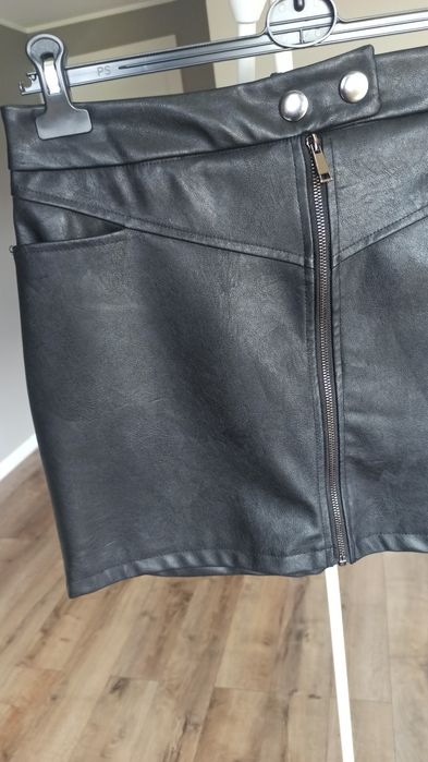 Spódnica mini z imitacji skóry Sinsay