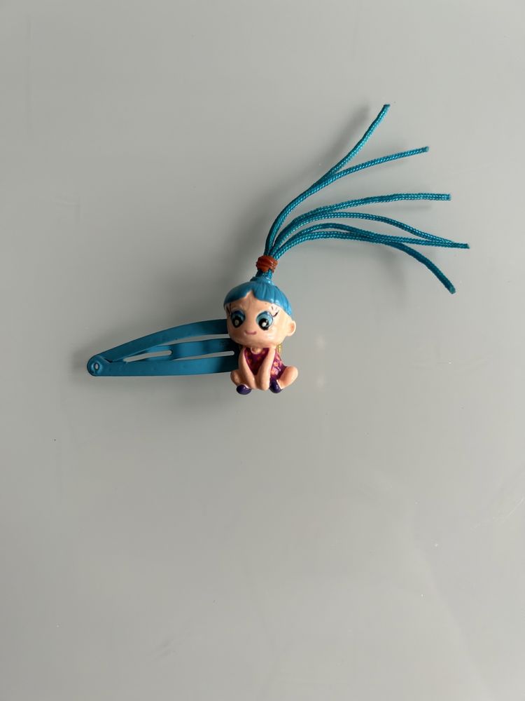 Nowa mała turkusowa spinka z ręcznie malowaną laleczką handmade