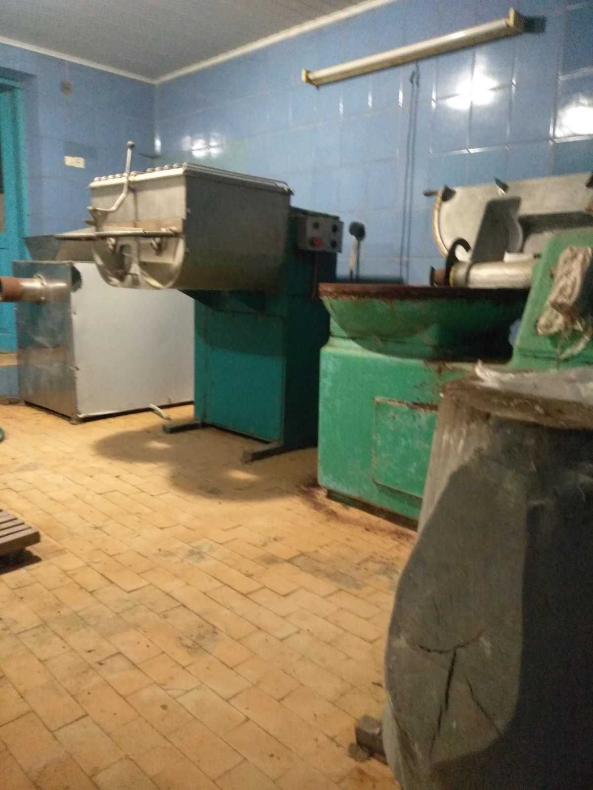 Домогосподарство разом із ковбасним цехом