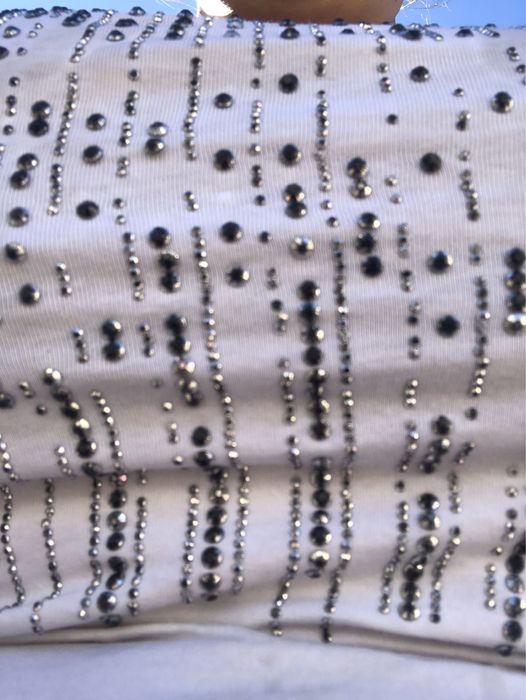 ticherte nova muito linda branca e pintas pretas