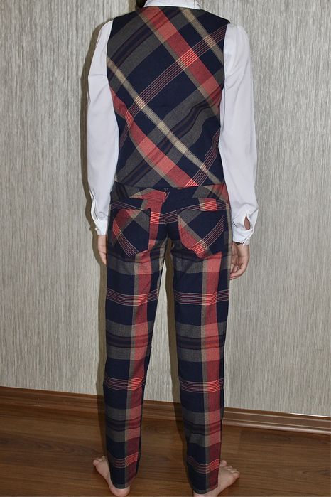Шкільний костюм в клітину від Mone, жилет та штани. Розмір - 146