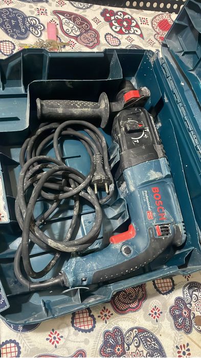 Vendo maquina bosch proficional 830w sds .pouco usada