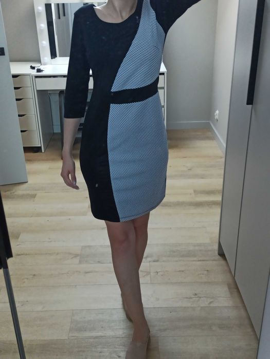 Elegancka czarna sukienka dopasowana z wzorem w pepitkę