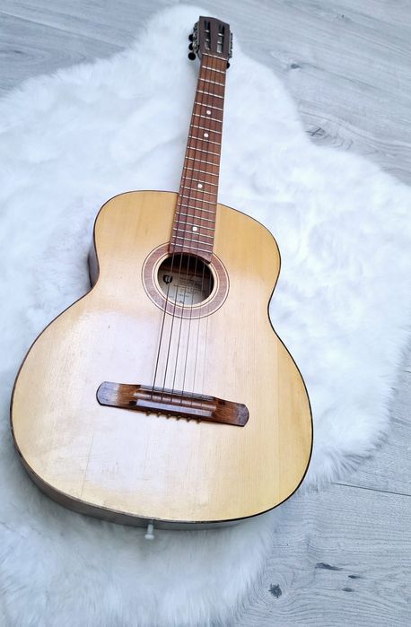 Gitara wysokości metra