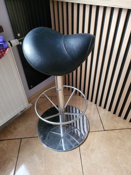 Hoker z siedziskiem na wzór siedzenia motocyklowego