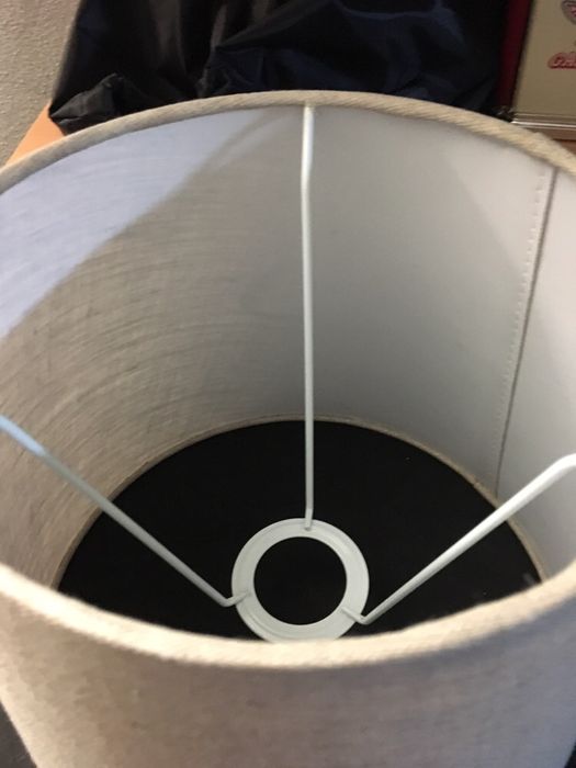 Abajur bege comprado no Gato preto