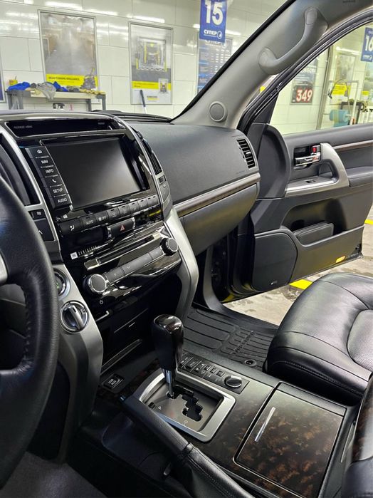 Тойота крузак 200 майже новий, можливий обмін на нерухомість в центрі