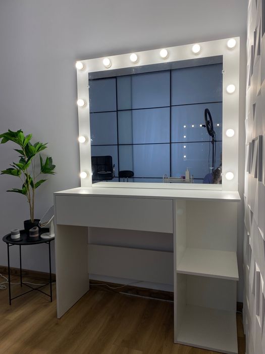 Візажний стіл для макіяжу