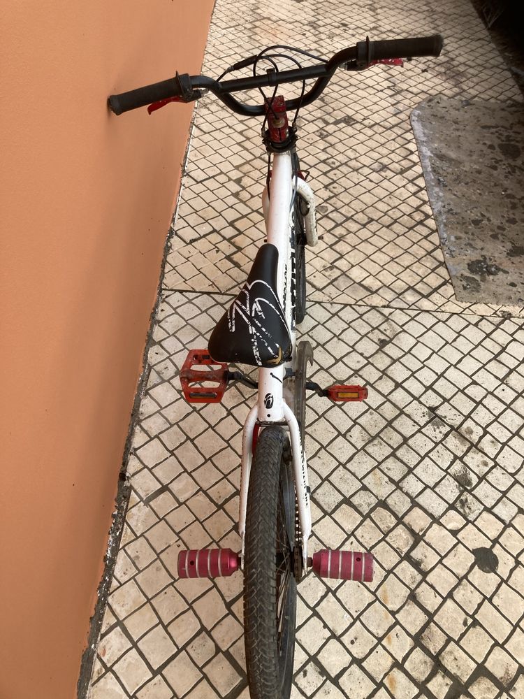 Bicicleta de competição volante roda todo