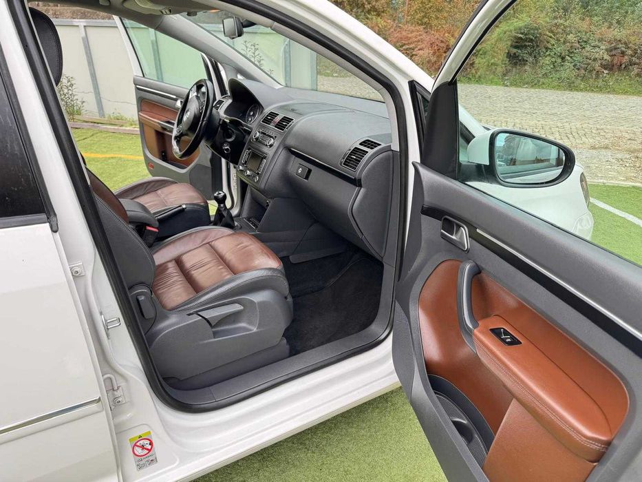 VW TOURAN 2.0 TDI – 7 LUGARES – INTERIOR EM PELE – TETO PANORÂMICO