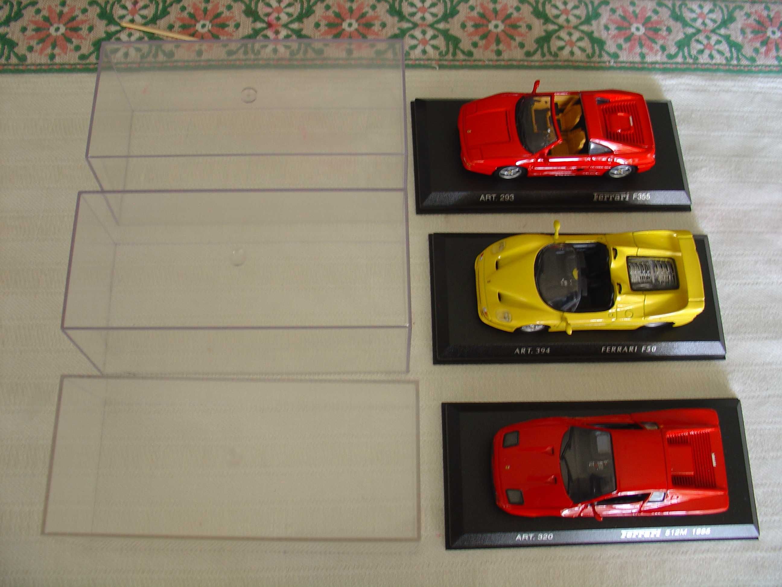 Vendo 3 miniaturas Ferrari na escala 1:43;
Modelos em Metal