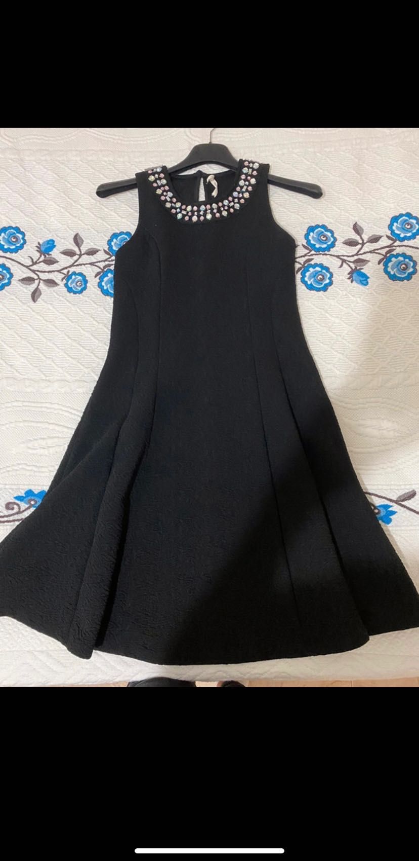 Vestido preto com pedras