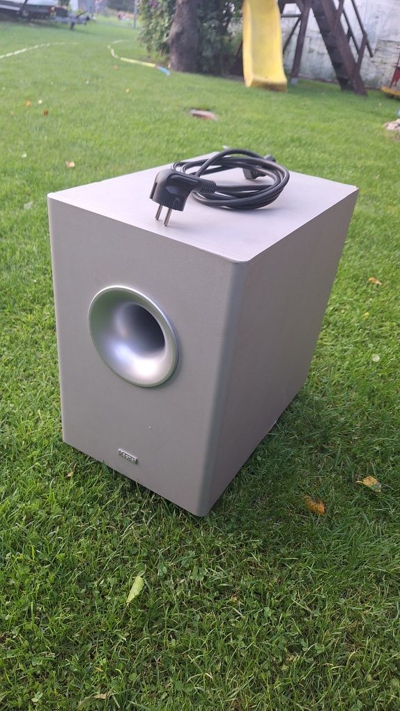 Subwoofer Magnat srebrny.