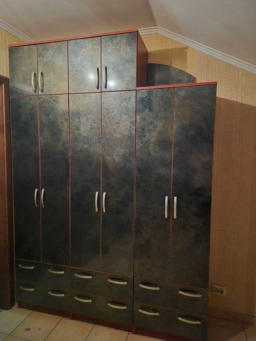 Комплект меблів у кімнату, з двох окремих частин