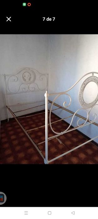 Cama de ferro antiga